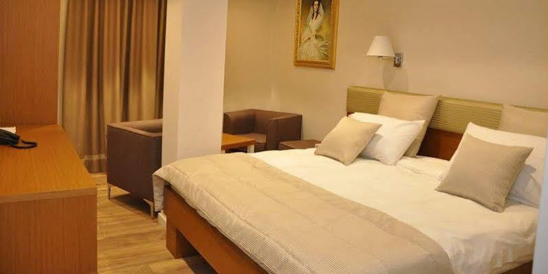 Hotel Queen Selitë e Vogël Exteriör bild